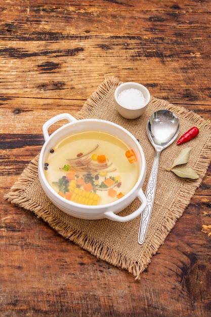 Caldo de pato transparente con albóndigas y verduras