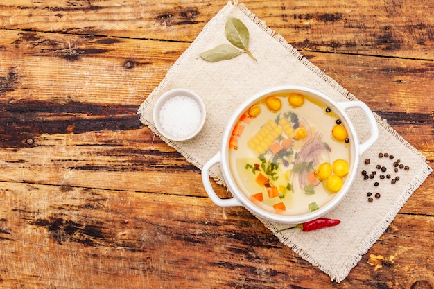 Caldo de pato transparente con albóndigas y verduras