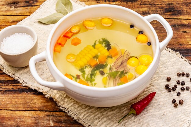 Caldo de pato transparente con albóndigas y verduras