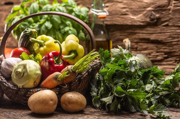 Foto caldo de pollo o sopa de verduras en un cuenco vintage con fideos caseros y zanahoria