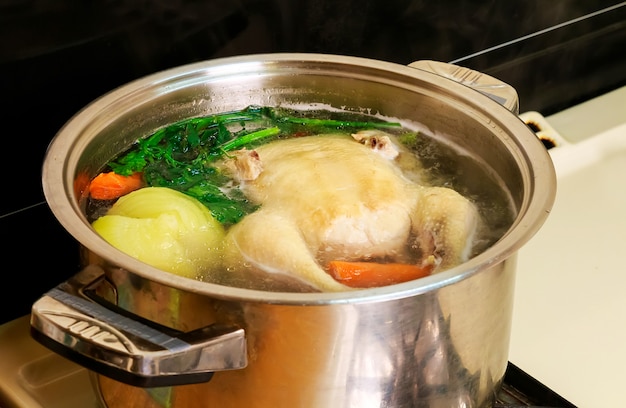 caldo de pollo en una olla