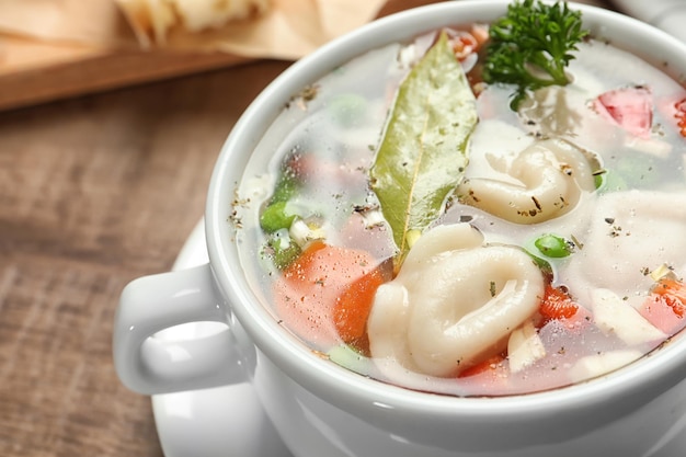 Caldo saboroso com bolinhos closeup