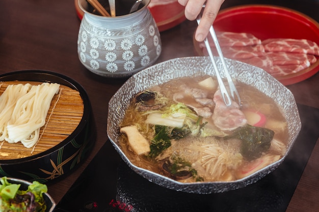 Caldo de Shabu caliente y hirviendo con col