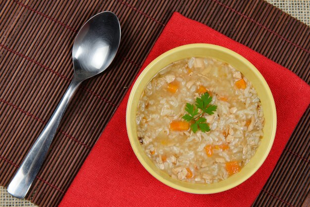 Foto caldo de sopa de pollo caliente