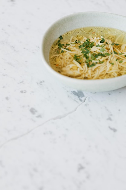 Foto caldo - sopa de pollo con fideos en un bol.