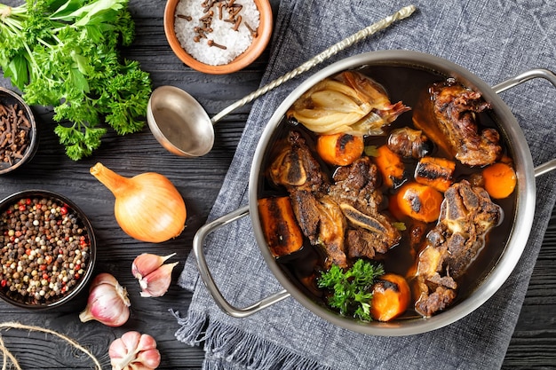 Caldo de ternera de carne de ternera sobre huesos con especias