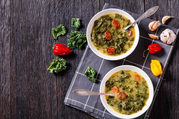 Caldo Verde Kartoffel- und Grünkohlsuppe mit Chorizo