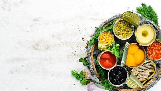 Caldos de alimentos Alimentos en latas Verduras frutas pescado carne y legumbres se marinan en frascos