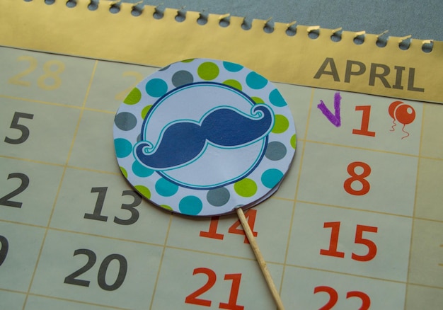 Calendário 1º de abril dia da mentira rir piadas tag bigode