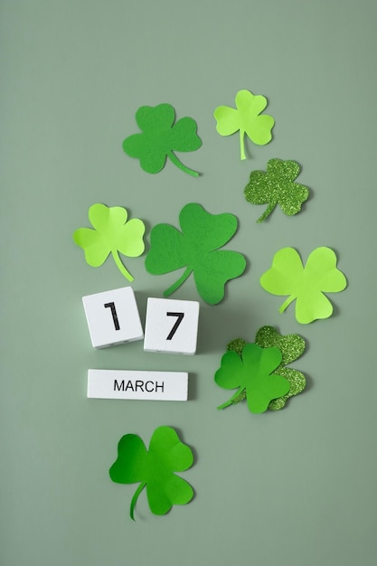 Foto calendario del 17 de marzo y hojas de trébol verde vista superior concepto del día de san patricio
