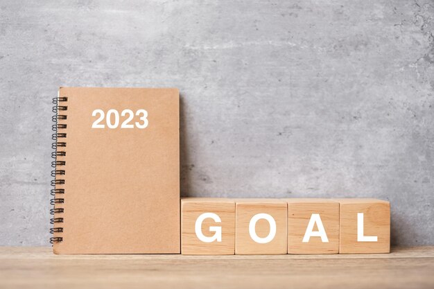 Calendario 2023 con bloque GOAL en mesa de madera Feliz año nuevo motivación Resolución Lista de tareas Iniciar estrategia y concepto de plan