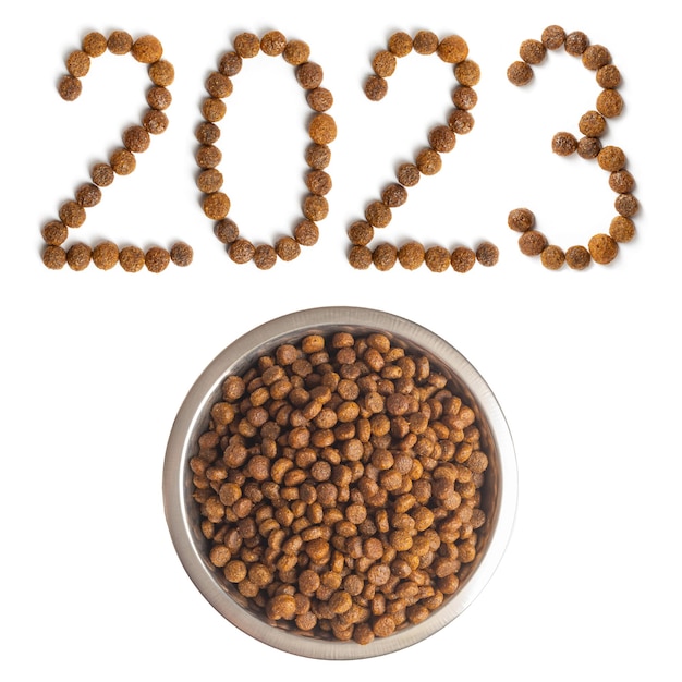 Calendário 2023 de ração seca e uma tigela cheia de grânulos crocantes em um fundo branco