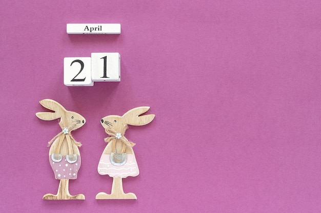 Foto calendario 21 de abril y conejitos de pascua. concepto catolica pascua