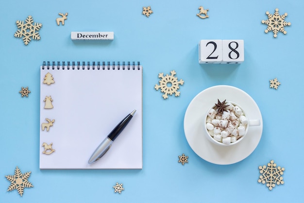 Calendário 28 de dezembro xícara de cacau e marshmallow vazio bloco de notas aberto