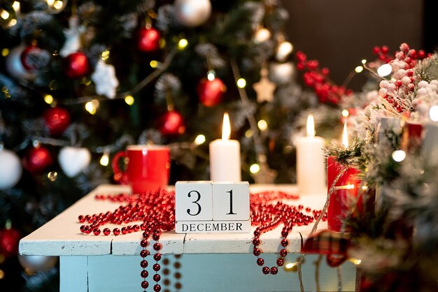 Calendario del 31 de diciembre en el fondo de un árbol de Navidad con decoración y velas feliz Año Nuevo