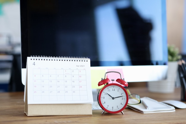 Foto calendario para abril de 2021 en la mesa de trabajo