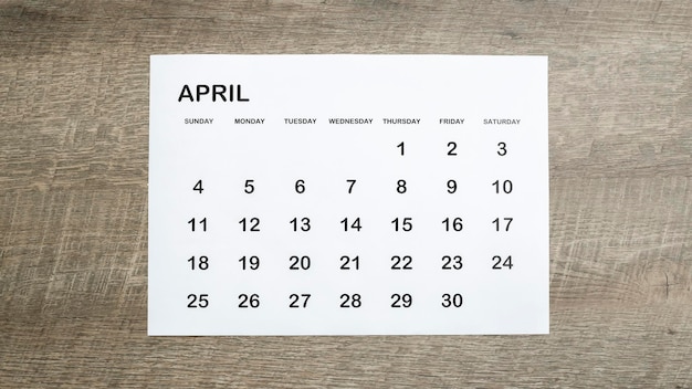 Foto calendario de abril en un planificador de concepto de mesa de madera marrón