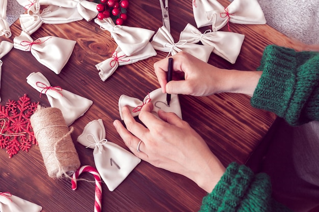 Calendario de Adviento de actos de bondad de bricolaje para una Navidad