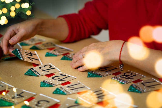 Calendario de Adviento de cerca, enfoque selectivo. Diversión familiar y tradiciones navideñas. Concepto de ambiente de Navidad y año nuevo.