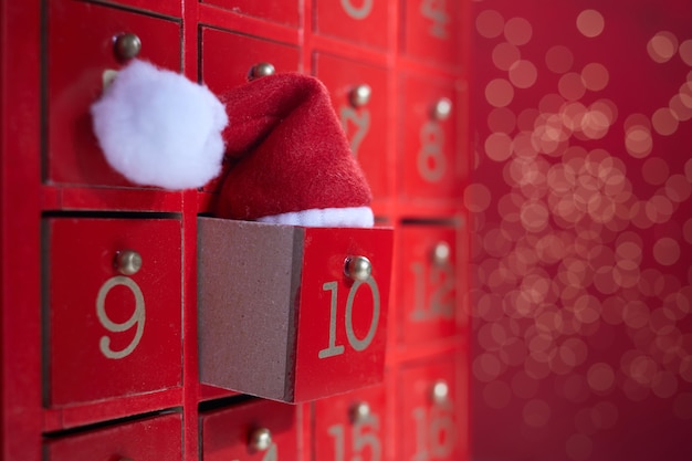 Calendario de Adviento de madera roja con sorpresa para Navidad.