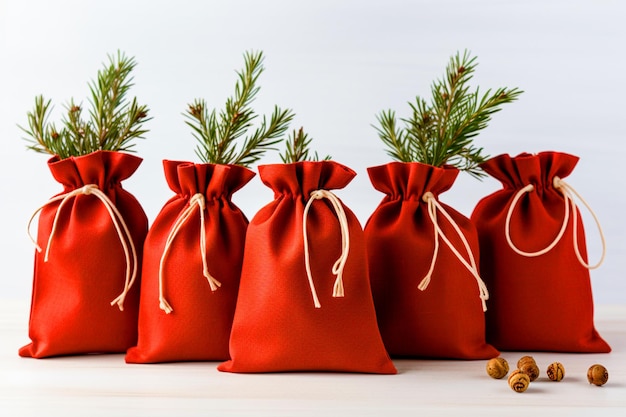 Foto el calendario de adviento original para navidad hecho de pequeñas bolsas de tela roja sobre un fondo blanco.