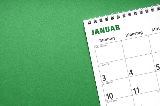 calendario alemán para el mes de enero sobre fondo de papel verde