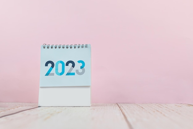 Calendario año nuevo 2023 sobre fondo rosa