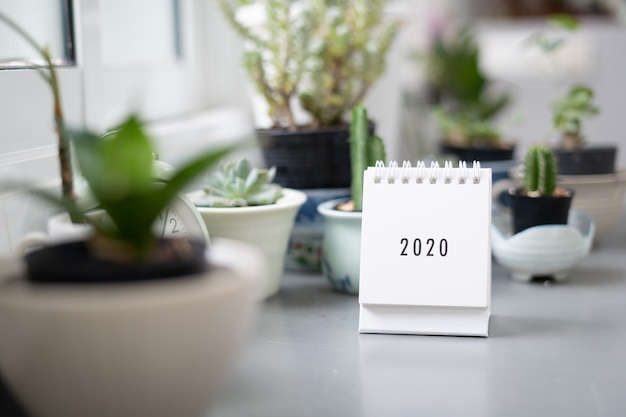 Foto calendario de año nuevo en la mesa de la oficina