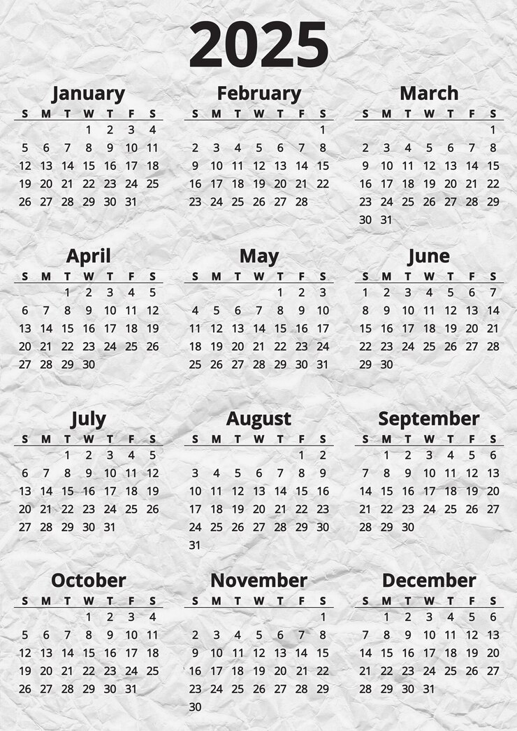 Foto calendário anual em inglês de 2025 em página de papel amassada