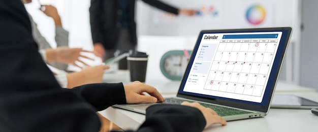 Calendario en la aplicación de software de computadora para la planificación de horarios de moda para el organizador personal y el negocio en línea