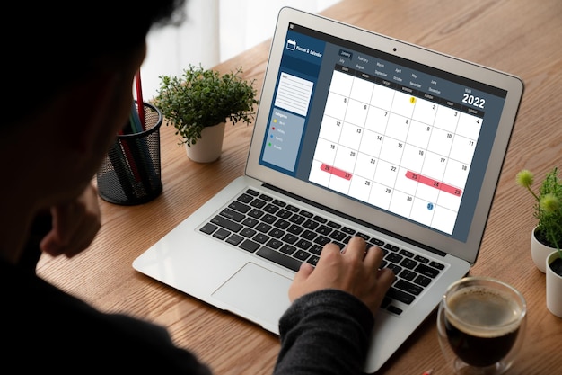 Foto calendario en la aplicación de software de computadora para la planificación de horarios de moda para el organizador personal y el negocio en línea