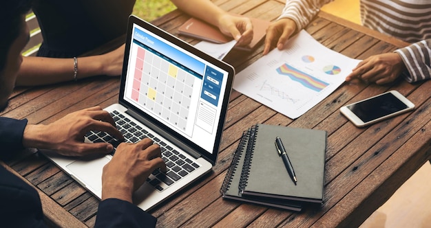 Foto calendario en la aplicación de software de computadora para la planificación de horarios de moda para el organizador personal y el negocio en línea