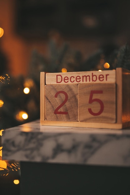 Calendário artesanal de cubo de madeira 25 de dezembro decoração do feriado sala de estar interior