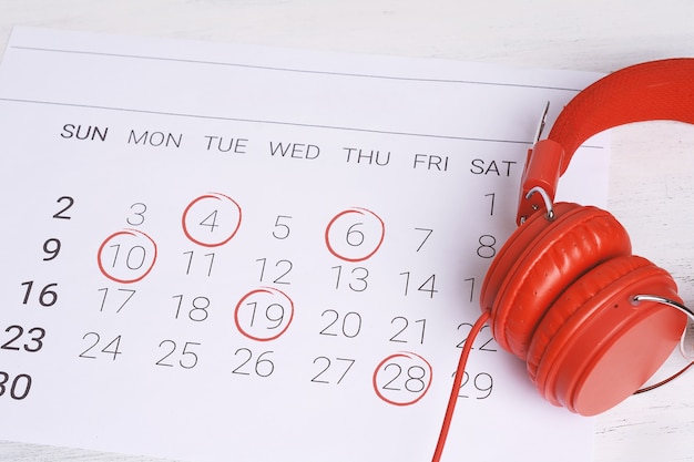 Calendario con auriculares.