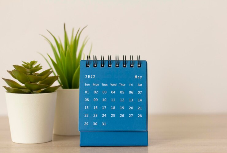 Calendário azul da área de trabalho para maio de 2022 em cima da mesa