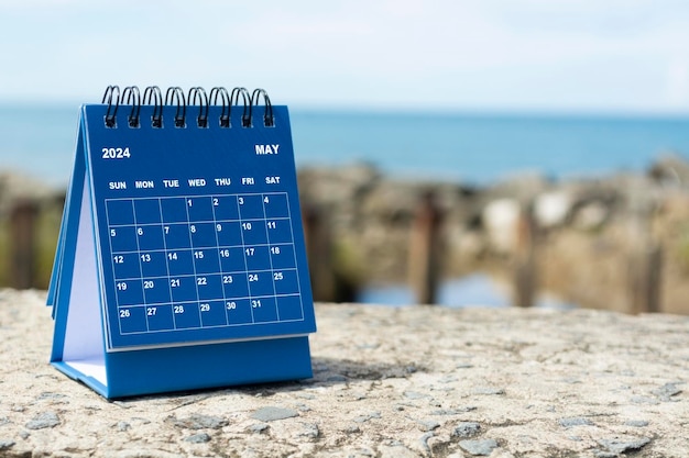 Calendario azul de mayo de 2024 sobre un fondo borroso de océano azul Concepto de Año Nuevo 2024