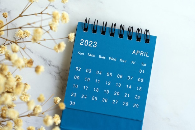 Calendário azul plano leigo de abril de 2023