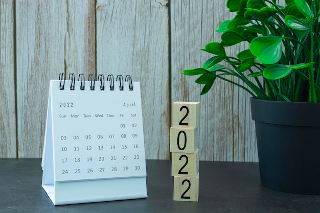 Calendario blanco de abril de 2022 con bloque de madera. Concepto de año nuevo 2022