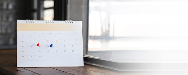 Calendario blanco sobre la mesa de madera antigua concepto de planificación