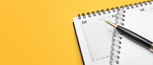 Calendário branco com agenda de lápis e mês para fazer reunião de compromisso
