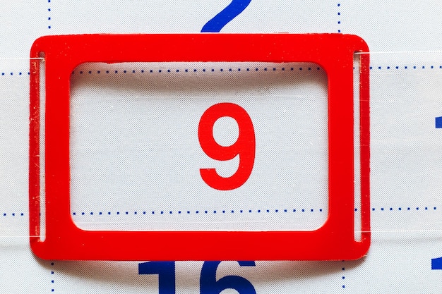 Calendário branco com uma data marcada nona