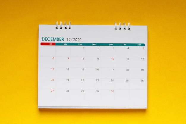 Foto calendário branco limpo em fundo amarelo com espaço de cópia