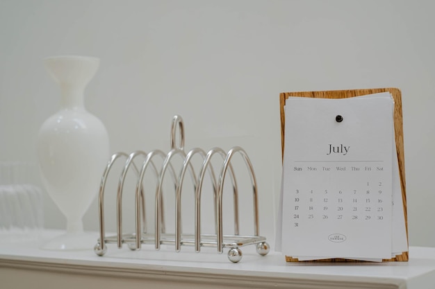 Foto calendário caseiro estético em julho feito de madeira