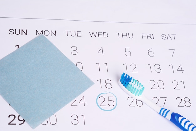 Calendario y cepillo de dientes