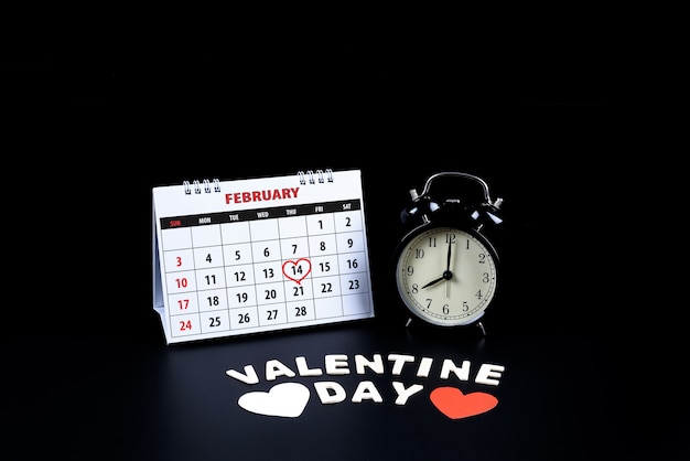 Calendário com mão vermelha escrita coração destaque em 14 de fevereiro de dia de São Valentim