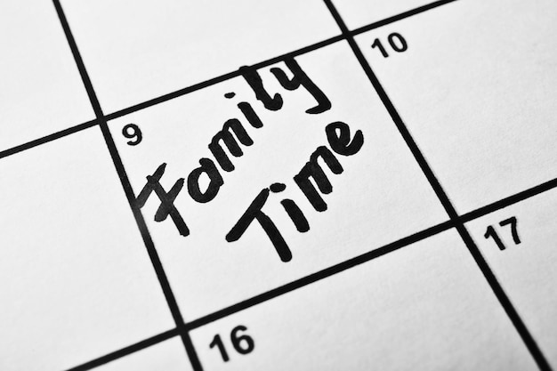Calendário com palavras Fechar o tempo em família