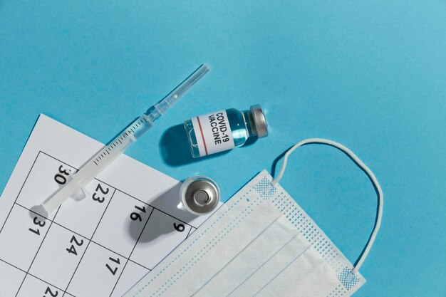 Foto calendario de composición mínima de las botellas de vacuna