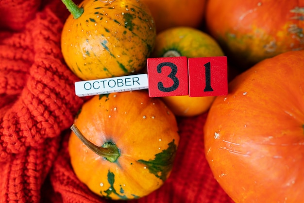 Calendario de cubo de madera que muestra el 31 de octubre de Halloween preparando calabazas para tallar. Concepto de vacaciones y fiestas.