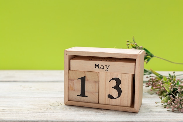 Calendario de cubos para el 13 de mayo en madera
