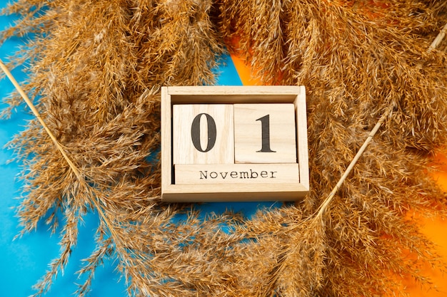 Calendario de cubos de madera con números y meses. Elegir un número en un calendario de madera. 1 de noviembre. Fecha de noviembre